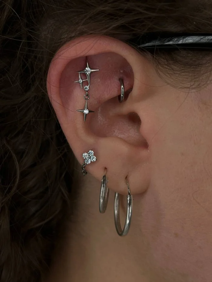 Piercing in titanio Star Pendant con ciondolo a stella pendente, leggero, ipoallergenico e ideale per lobo, helix e cartilagine.