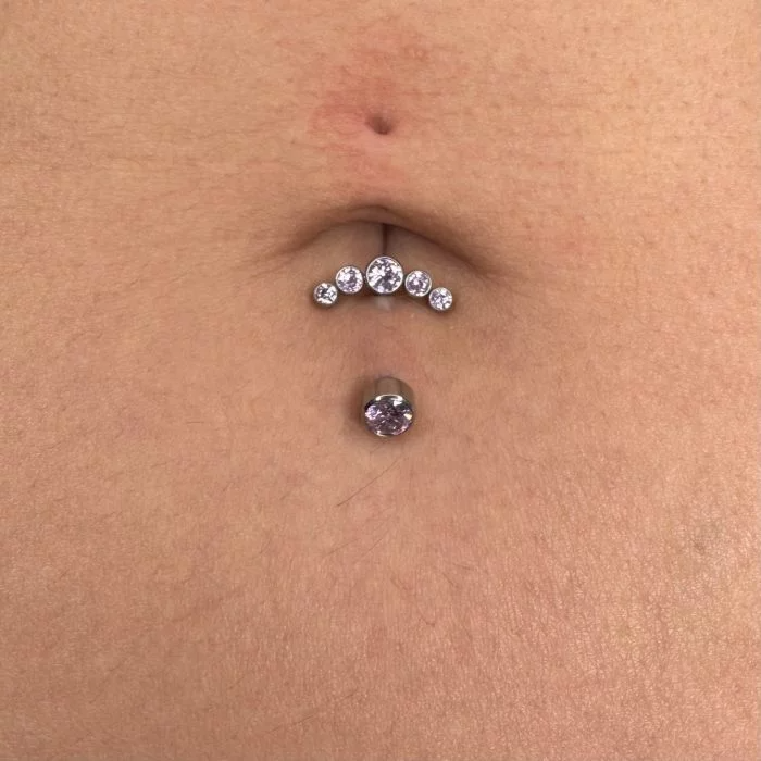 Piercing Still Navel in titanio – barra curva per ombelico con design minimalista e finitura lucida, ipoallergenico e resistente.
