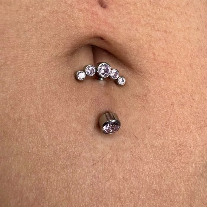 Piercing Still Navel in titanio – barra curva per ombelico con design minimalista e finitura lucida, ipoallergenico e resistente.