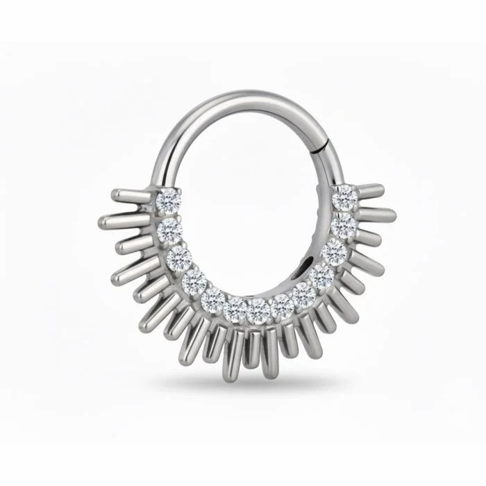 Il design Sunny Ring, caratterizzato da linee semplici e da una finitura brillante, aggiunge un tocco di classe e modernità a qualsiasi look.
Grazie alla sua struttura resistente, il Sunny Ring in titanio mantiene la lucentezza nel tempo e offre un comfort eccezionale in ogni occasione.