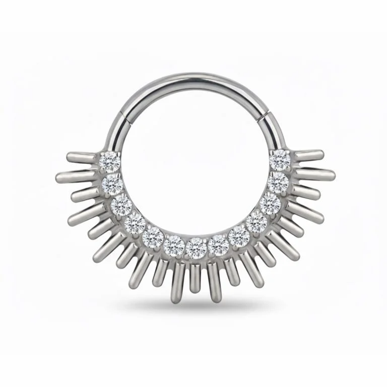 Il design Sunny Ring, caratterizzato da linee semplici e da una finitura brillante, aggiunge un tocco di classe e modernità a qualsiasi look.
Grazie alla sua struttura resistente, il Sunny Ring in titanio mantiene la lucentezza nel tempo e offre un comfort eccezionale in ogni occasione.