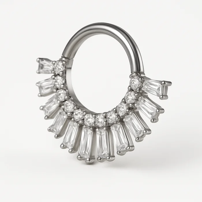 Porta luce e stile al tuo look con Sunny Shiny Clicker in titanio, il piercing elegante e brillante pensato per chi ama distinguersi con semplicità.
Realizzato in titanio da implantologia, è ipoallergenico, leggero e perfetto anche per le pelli più sensibili.