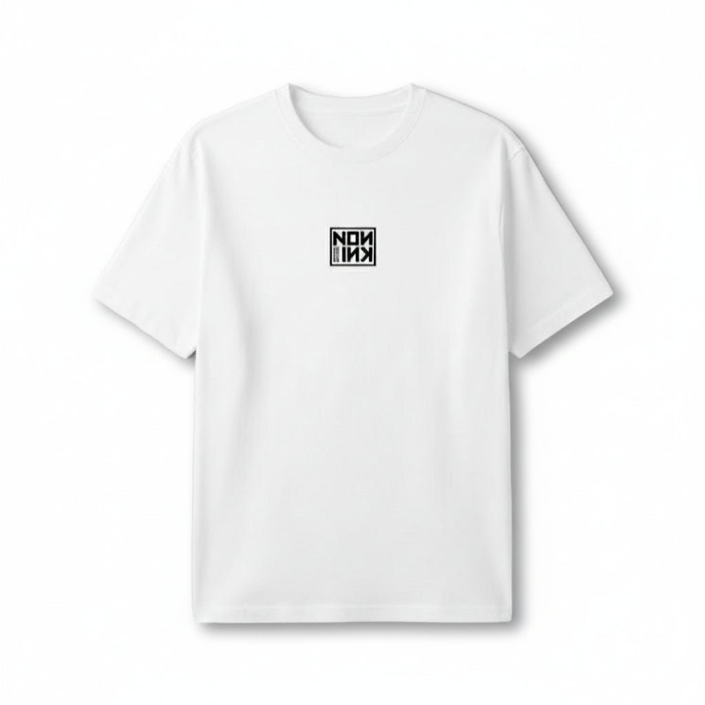 Maglietta NOA INK bianca, fronte. Logo piccolo NOA INK nero posizionato centralmente sotto il colletto. Abbigliamento streetwear