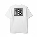 T-shirt unisex NOA INK bianca, retro. Logo del brand NOA INK nero di grandi dimensioni centrato sulla schiena. Vestibilità streetwear.
