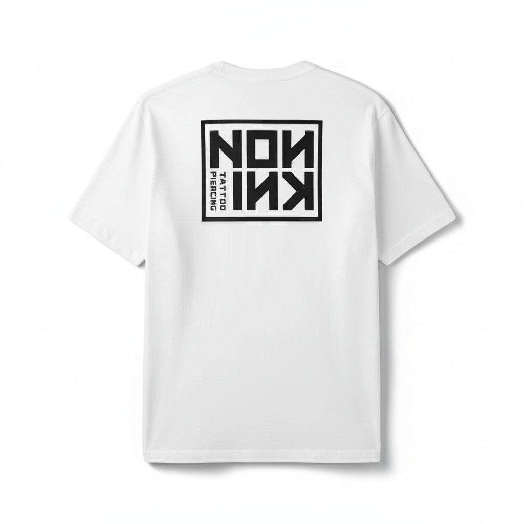 T-shirt unisex NOA INK bianca, retro. Logo del brand NOA INK nero di grandi dimensioni centrato sulla schiena. Vestibilità streetwear.