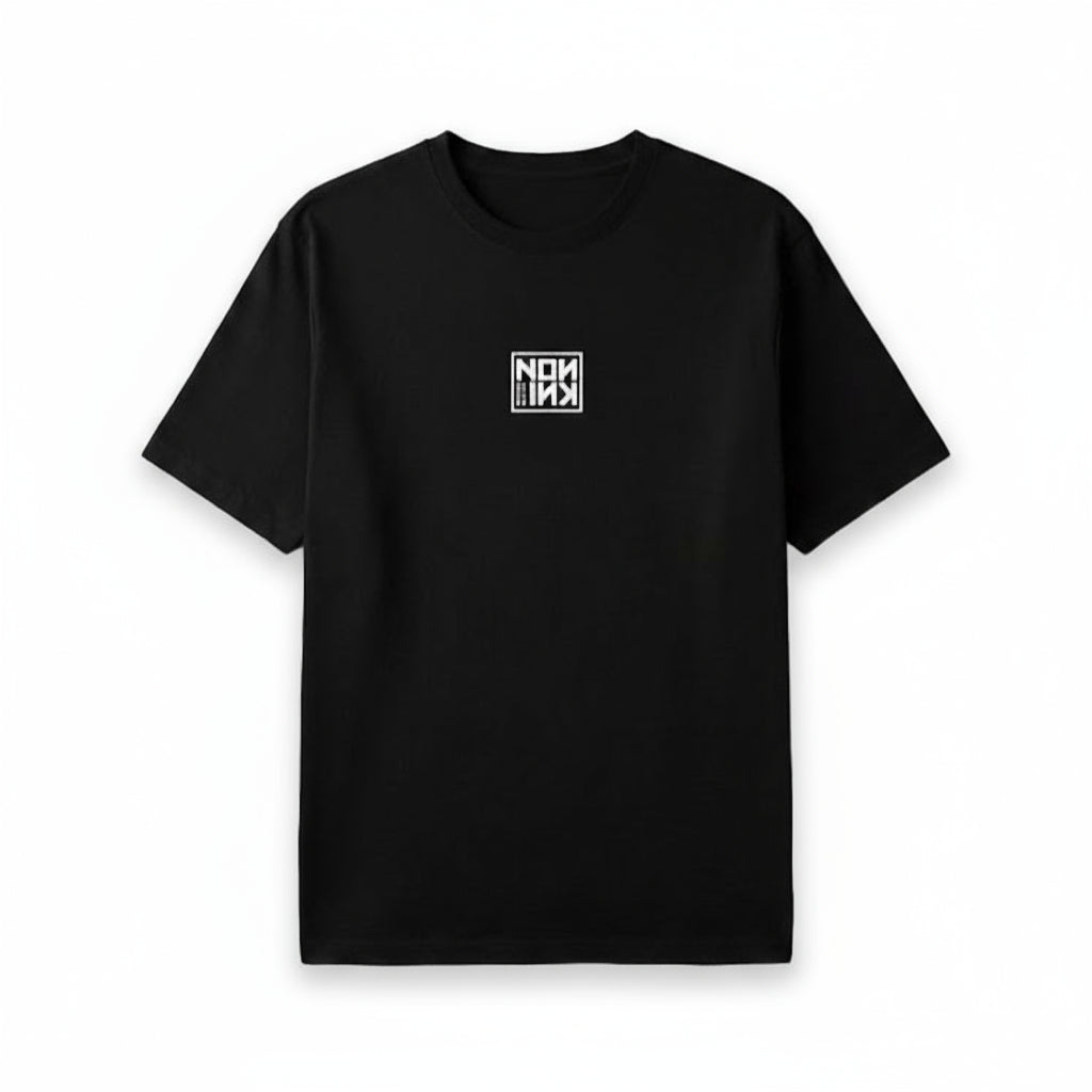 Maglietta NOA INK nera, fronte. Logo piccolo NOA INK bianco posizionato centralmente sotto il colletto. T-shirt in cotone di alta qualità.