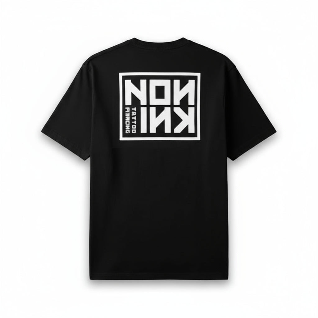 T-shirt unisex NOA INK nera, retro. Logo del brand NOA INK bianco di grandi dimensioni centrato sulla schiena. Sfondo bianco