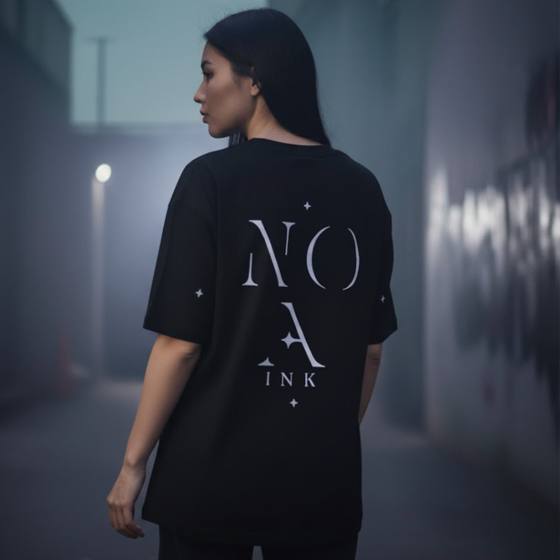 T-shirt nera Noa Ink unisex, design minimal, cotone di alta qualità, stile streetwear urban.