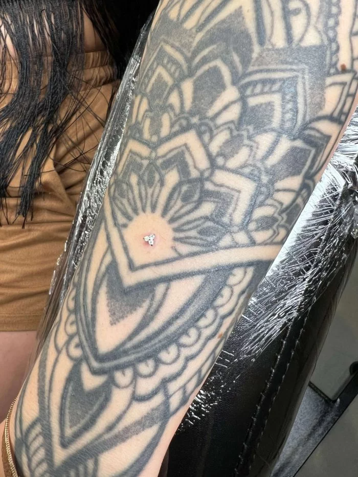 Il design Trinity, con tre pietre brillanti, crea un effetto luminoso e delicato, ideale per valorizzare ogni parte del corpo con discrezione e stile.