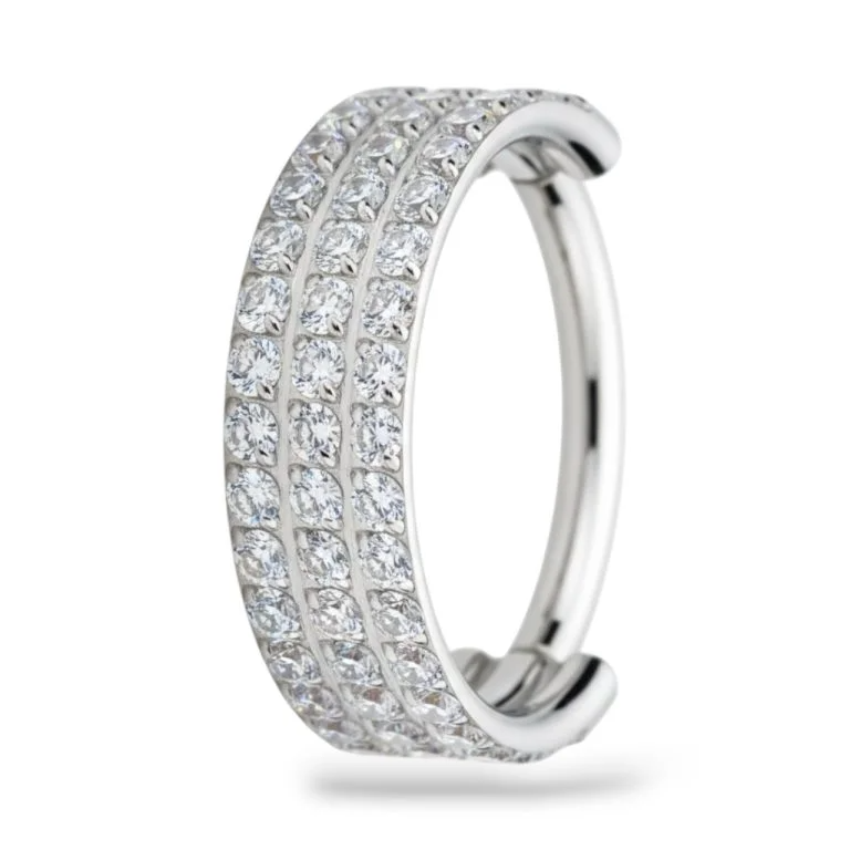 Anello Triple Circle in titanio satinato – triplo cerchio dal design minimalista, ideale per uomo e donna.