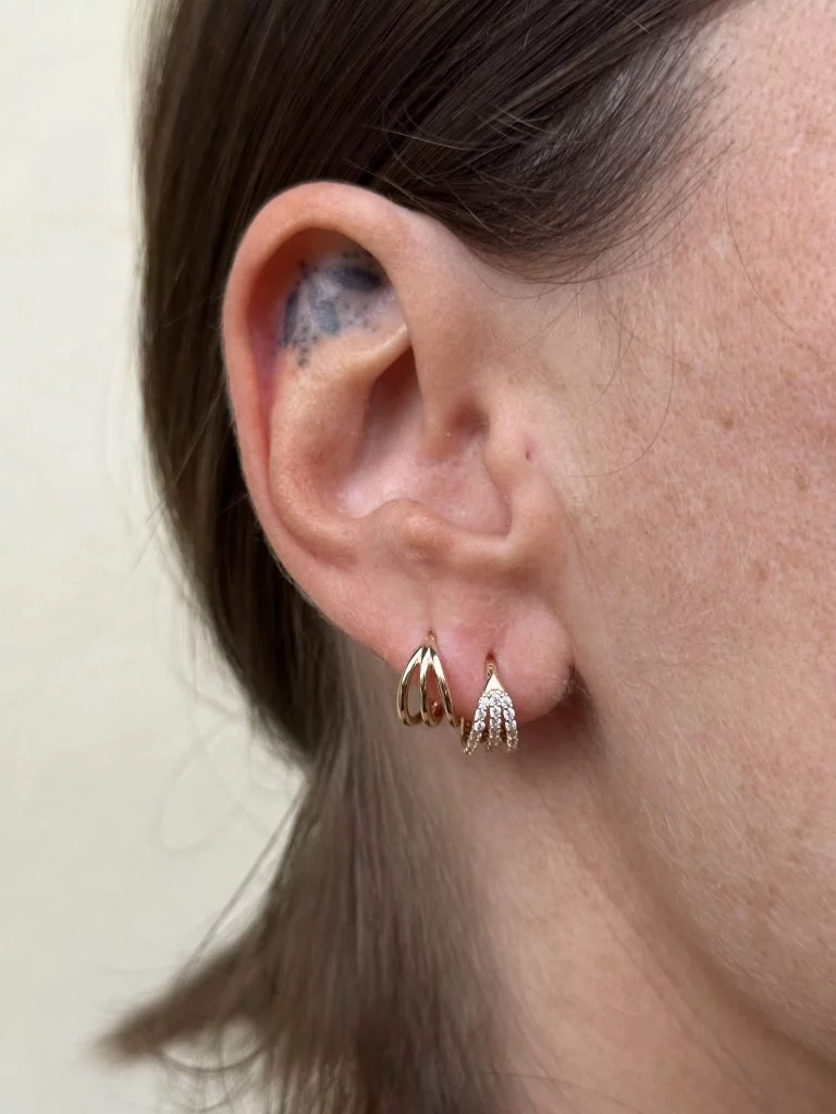 Il suo sistema clicker garantisce una chiusura sicura e pratica, mentre il design luminoso aggiunge un tocco sofisticato e contemporaneo al tuo look.
Perfetto per piercing a orecchio, naso o setto, il Triple Clicker Gold unisce stile, comfort e durabilità in un accessorio unico.