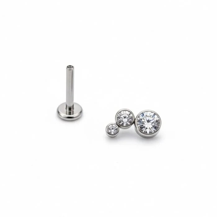 Gioiello piercing triple cluster in titanio anallergico.