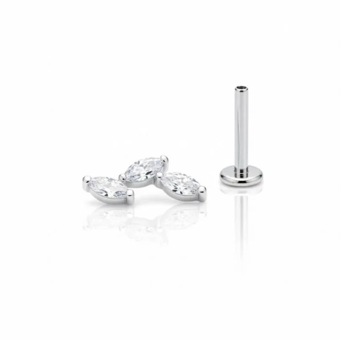 Piercing in titanio con tre micro pendenti