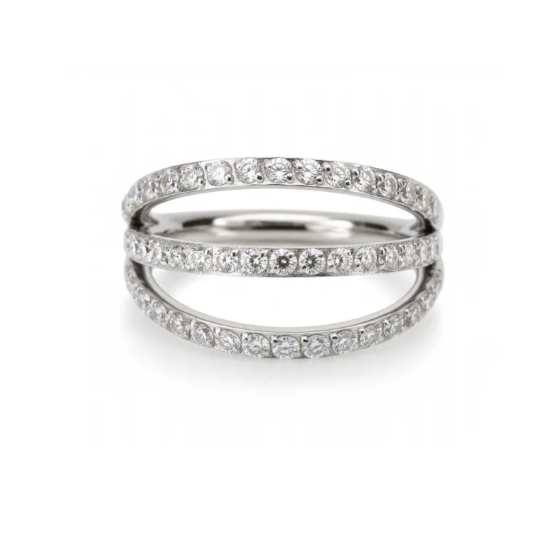 Piercing clicker Triple Queen in titanio di grado implantare – chiusura a scatto e tripla fila decorativa per un look sofisticato.