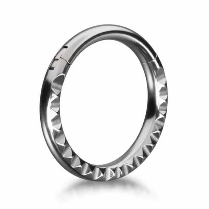 Esempio di piercing Troll Clicker in titanio, anello ipoallergenico con chiusura a click, ideale per un look moderno e di carattere.