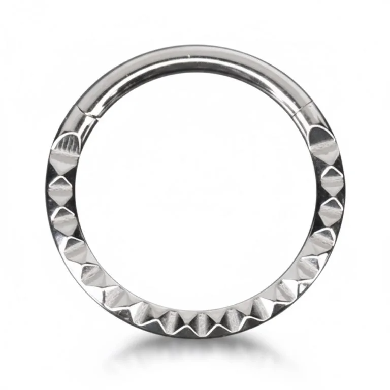 Esempio di piercing Troll Clicker in titanio, anello ipoallergenico con chiusura a click, ideale per un look moderno e di carattere.