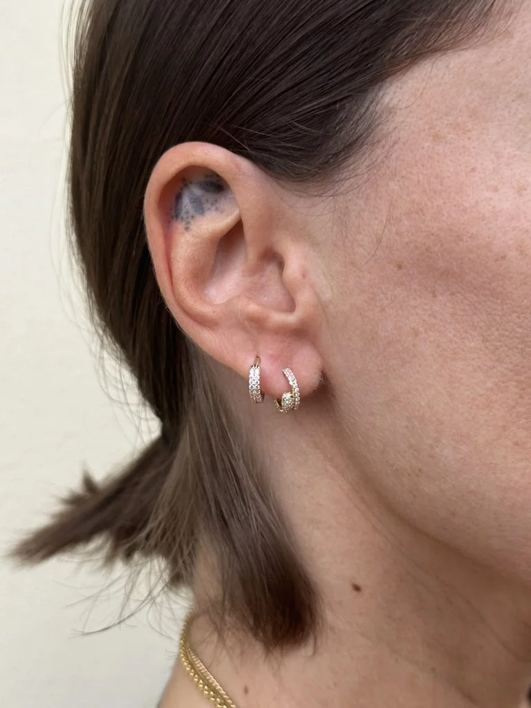 Il Twins Clicker Oro è un gioiello dal design contemporaneo e raffinato, pensato per chi ama distinguersi con stile. Realizzato in oro 14K , questo piercing a doppio cerchio rappresenta l’equilibrio perfetto tra semplicità e carattere.