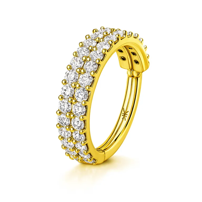 Il Twins Clicker Oro è un gioiello dal design contemporaneo e raffinato, pensato per chi ama distinguersi con stile. Realizzato in oro 14K , questo piercing a doppio cerchio rappresenta l’equilibrio perfetto tra semplicità e carattere.