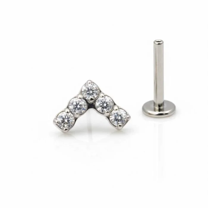 Top piercing a forma di V rovesciata (V Bling) con micro-gemme incastonate. Sistema threadless in titanio di grado implantare ASTM F136.
