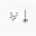 Piercing in titanio ipoallergenico con design minimal a V e cristallo marquise brillante.